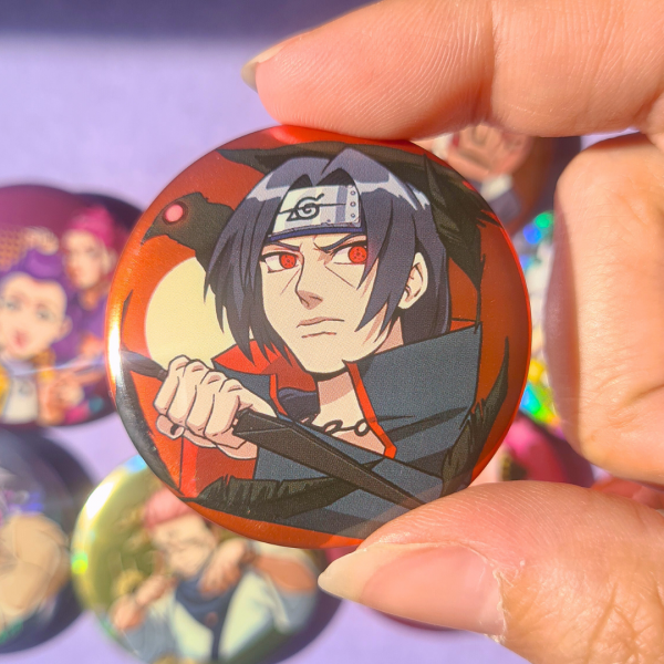 Badge Holographique Itachi Uchiwa  - Naruto